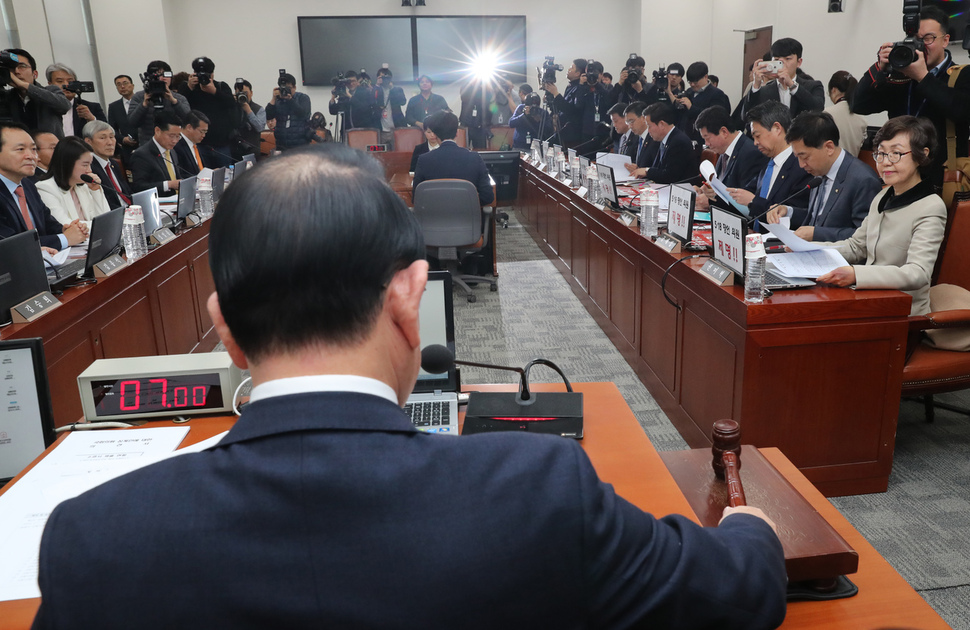 7일 오후 국회에서 `5·18 망언' 논란을 일으킨 자유한국당 김진태·이종명·김순례 의원의 징계안을 비롯해 20대 국회 들어 제출된 징계안 등을 논의하기위한 국회 윤리특별위원회 전체회의가 개회하고 있다. 강창광 기자 chang@hani.co.kr