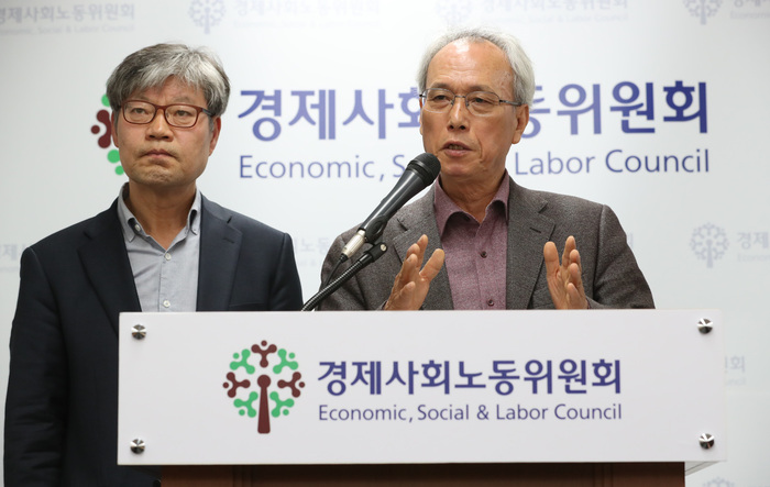 문성현 경제사회노동위원회 위원장(오른쪽)과 박태주 경사노위 상임위원이 7일 본위원회 무산과 관련해 기자회견을 열고 있다. 김정효 기자 hyopd@hani.co.kr