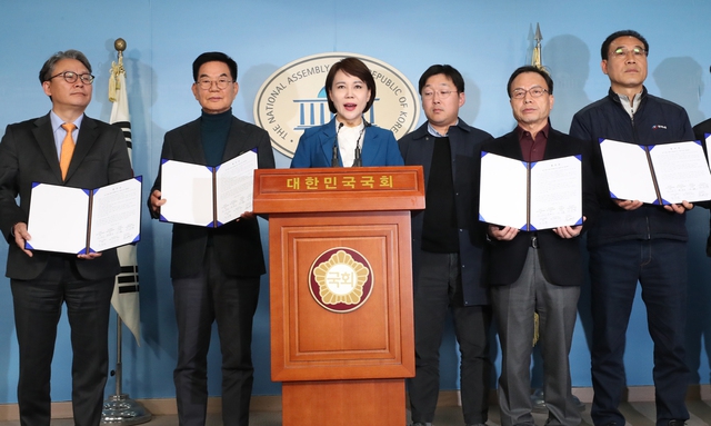 더불어민주당 택시·카풀 태스크포스(TF) 위원장인 전현희 의원과 택시·카풀업계 대표들이 7일 국회에서 ‘택시·카풀 상생 합의안’을 발표하고 있다. 연합뉴스