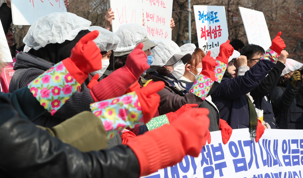 고무장갑과 위생모를 착용한 현대그린푸드의 노동자들이 7일 오후 서울 종로구 청와대 분수대 앞에서 기자회견을 열어 회사 쪽이 ‘상여금 꼼수’로 최저임금을 무력화하고 있다며 정부에 해결책을 마련해달라고 촉구하고 있다. 김정효 기자 hyopd@hani.co.kr