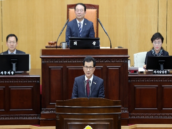 이시종 충북지사가 6일 충북도의회에서 충북형 명문고 육성 방안 등을 설명하고 있다. 충북도의회 제공