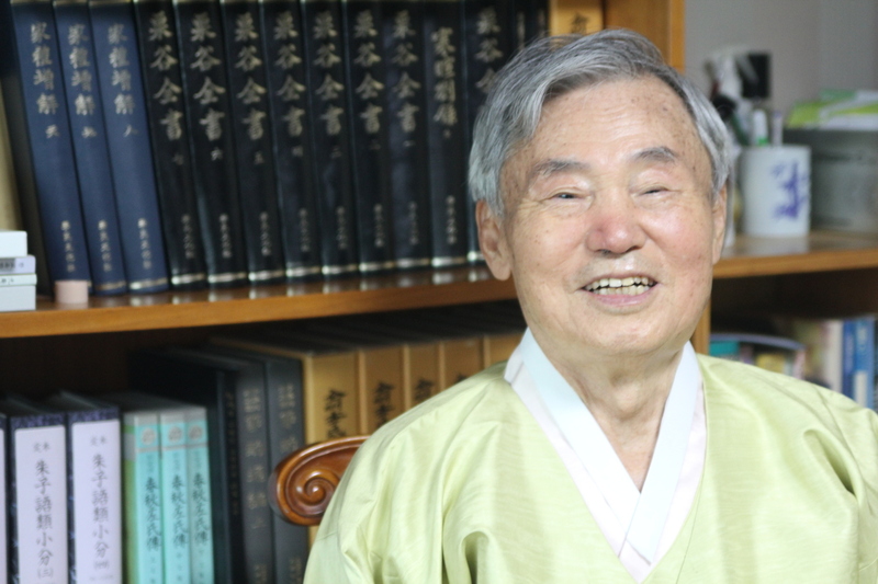 최근 <장자> 내편, 외편, 잡편을 모두 번역해 낸 이강수 전 연세대 교수는 “이번 장자 번역에는 수많은 주석서와 함께 석사 학위를 받은 국립타이완대학에서 유학하며 들었던 강의 노트까지도 참고했다”고 말했다.