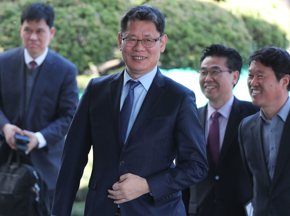 김연철 통일부 장관 후보자가 8일 오후 서울 종로구 삼청동 남북회담본부에서 기자회견을 하기 전 통일부 관계자들과 인사를 하고 있다. 백소아 기자 thanks@hani.co.kr