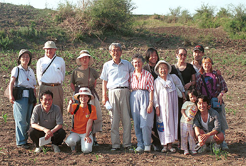문동환(뒷줄 왼쪽 넷째)·문혜림(왼쪽 다섯째)씨 부부가 형수 박용길(왼쪽 여섯째), 조카 문성근(앞줄 맨왼쪽), 딸 문영미(앞둘 왼쪽 둘째)씨 등 가족들과 2002년 2월 중국 룡정시 동커우의 생가터를 둘러보고 있다.