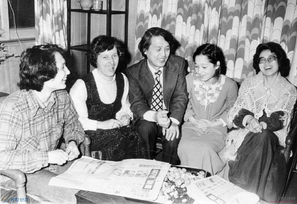 1980년 3월1일 사면 복권 소식을 듣고 부인 문혜림(왼쪽 둘째), 딸 영미(오른쪽 둘째)씨 등 가족들에 싸여 기뻐하고 있는 문동환 목사.
