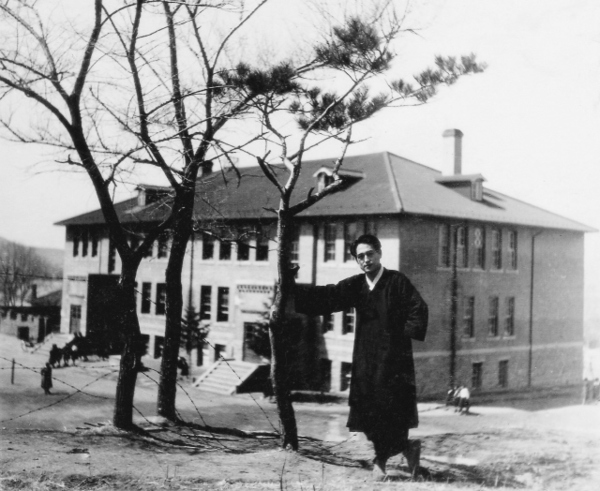 1943년 일본 유학에서 돌아와 교사로 근무했던 용정 명신여중 교정에 서 있는 문동환 목사. 1946년 5월 공산주의자들의 탄압을 피해 몰래 월남하기 직전의 모습이다.
