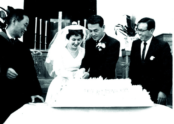 1961년 12월16일 서울 경동교회에서 올린 결혼식에서 신부 문혜림과 함께 기념 케이크를 자르는 문동환 목사. 맨오른쪽이 주례를 한 은사 김재준 목사다.