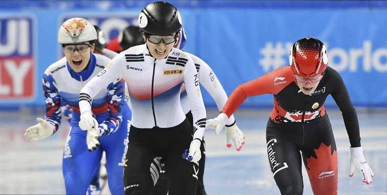 최민정이 여자 1500m 파이널A에서 1위로 결승선을 끊으며 환호하고 있다. 오른쪽이 킴부탱이다. 소피아/AP  연합뉴스