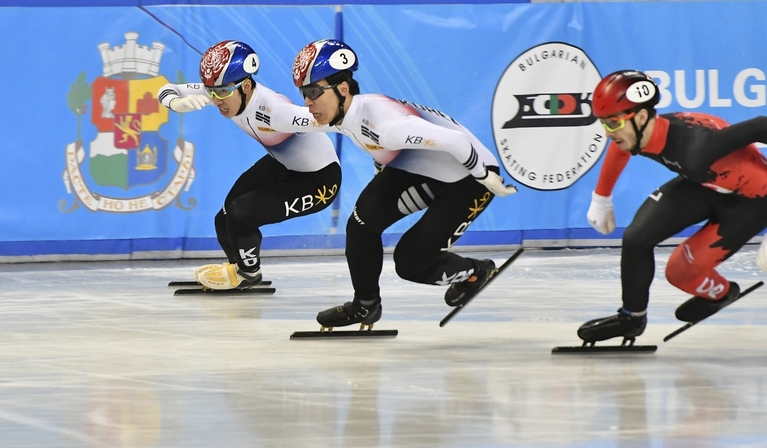 남자 1500m 파이널A에서 임효준(맨왼쪽)과 황대헌(가운데)이 마지막 코너를 돌며 결승선으로 향하고 있다. 황대헌이 맨먼저 결승선을 끊었으나 비디오 판독 결과 실격처리돼 2위로 들어온 임효준이 금메달을 가져갔다. 소피아/AP 연합뉴스