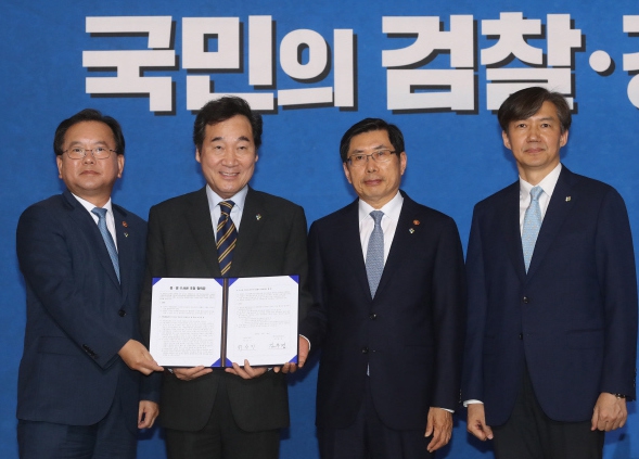 이낙연 총리(왼쪽 둘째)와 김부겸 행안부장관, 박상기 법무장관, 조국 청와대 민정수석(왼쪽부터) 등이 지난해 6월21일 ’검경 수사권 조정’ 합의문 서명식을 하고 있다.
