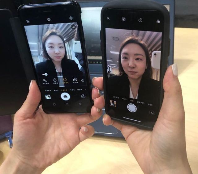 평양 스마트폰 2423(왼쪽)과 국내 휴대전화로 셀카를 찍어 비교했다.