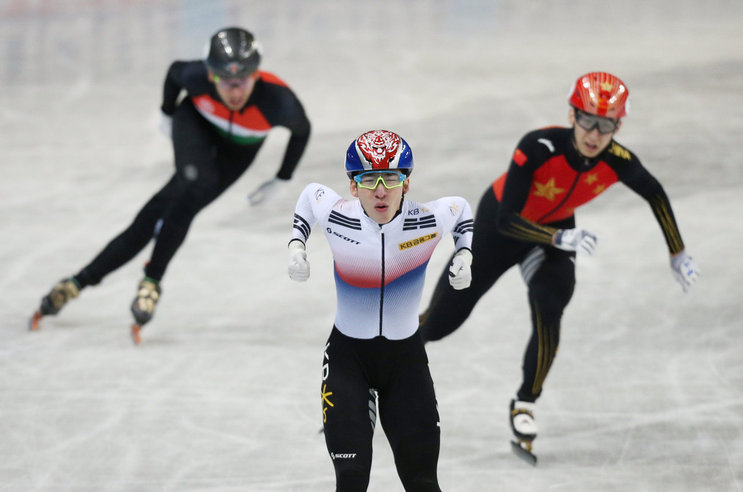 한국의 마지막 주자 임효준이 남자 5000m 계주에서 중국의 우다징의 추격을 따돌리고 1위로 결승선을 통과한 뒤 포효하고 있다. 소피아/로이터 연합뉴스