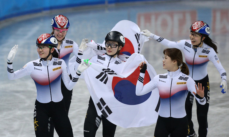 심석희(맨왼쪽) 최민정(가운데) 등 한국 선수들이 여자 3000m 계주에서 우승한 뒤 태극기를 들고 세리머니를 펼치고 있다. 소피아/로이터 연합뉴스