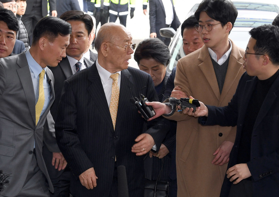 전두환 씨가 11일 광주지방법원에 들어서다 “발포 명령 부인하십니까”라고 묻는 기자의 질문에 “이거 왜 이래!”라고 소리치고 있다. 전 씨는 2017년 4월 펴낸 회고록에서 5·18 당시 헬기사격을 목격했다고 증언한 고조비오 신부를 “성직자라는 말이 무색한 파렴치한 거짓말쟁이”라고 비난하고 명예를 훼손한 혐의로 기소됐다. 광주/공동취재사진