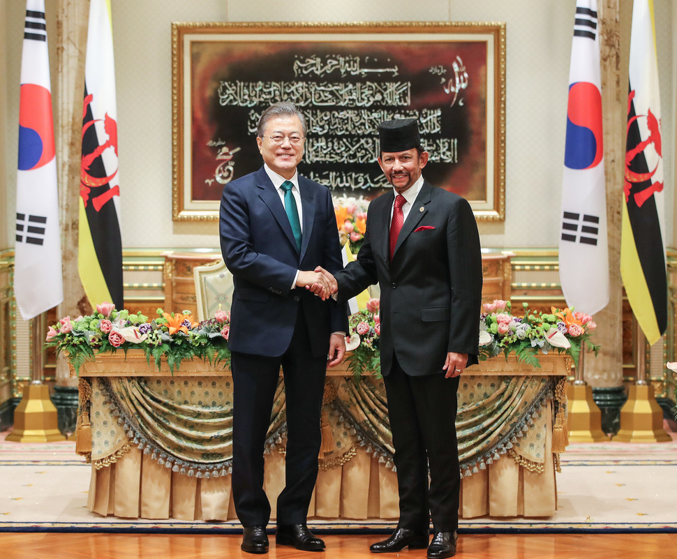 브루나이를 국빈 방문 중인 문재인 대통령이 11일 오전(현지시간) 브루나이 왕궁에서 열린 한·브루나이 정상회담을 마친 뒤 하사날 볼키아 국왕과 악수하고 있다. 연합뉴스