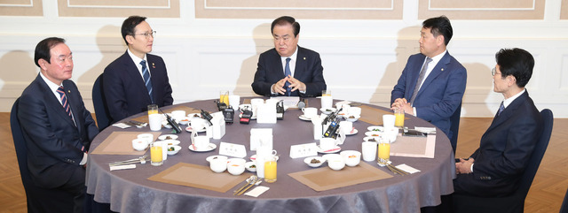 11일 국회 본청 귀빈식당에서 문희상 국회의장과 여야 4당 원내대표가 만나고 있다. 연합뉴스