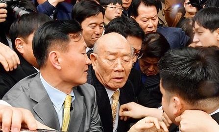 전두환, 광주서 재판 끝나고 귀가 중 병원 응급실행