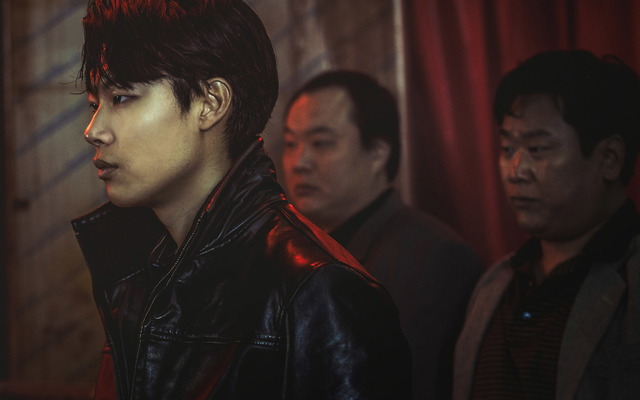 영화 <더 킹>의 한 장면. 류준열은 들개파의 2인자로, 의리에 죽고사는 상남자 최두일 역을 맡았다. 뉴(NEW) 제공