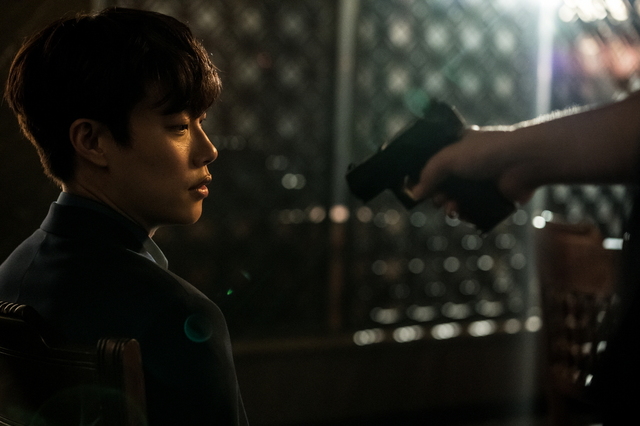 영화 <독전>의 한 장면. 류준열은 마약조직의 숨겨진 보스 이선생과 버림받은 조직원 락이라는 이중 캐릭터를 연기했다. 뉴(NEW) 제공