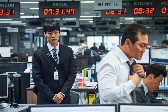 영화 <돈>의 한 장면. 류준열은 부자가 되기 위해 여의도에 입성한 초보 주식 브로커 조일현 역을 맡았다. 쇼박스 제공