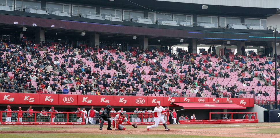 12일 오후 광주-기아챔피언스필드에서 열린 프로야구 기아(KIA)와 에스케이(SK)의 시범경기에 평일 낮 시간인데도 많은 관중이 야구장을 찾았다. 광주/연합뉴스