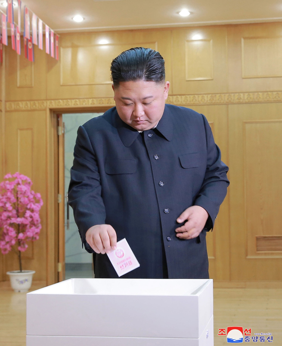 김정은 국무위원장이 10일 최고인민회의 14기 대의원 선거에 참여해 투표하고 있다. 연합뉴스
