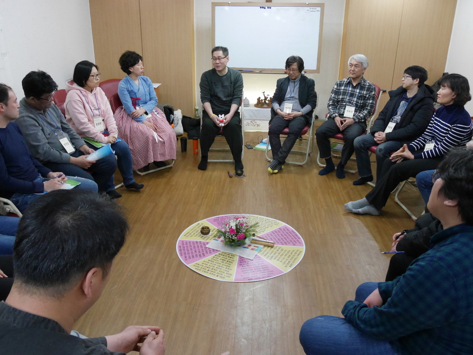 원으로 빙 둘러앉아 갈등 사례 때 대화법을 연습하는 참석자들.