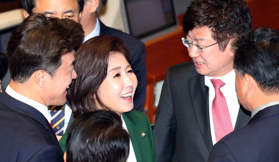 나경원 자유한국당 원내대표가 12일 오전 국회 본회의장에서 교섭단체 대표연설을 마치고 환한 모습으로 퇴장하고 있다. 김경호 선임기자 jijae@hani.co.kr