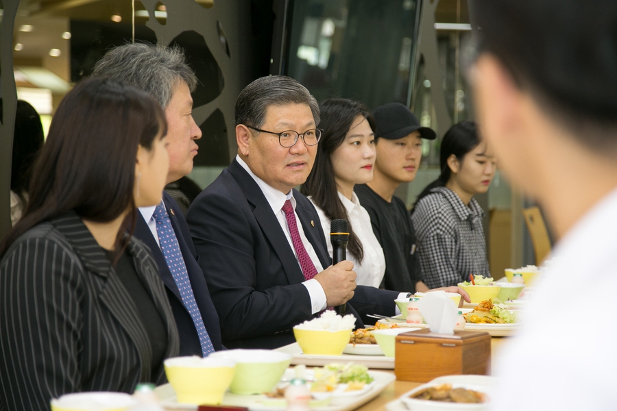 소통을 강조하며 직선 총장으로 뽑힌 김수갑 충북대 총장(가운데 안경쓴 이)이 지난해 9월 12일 충북대 학생회관 별빛식당에서 학생 등과 점심을 함께 하며 취업·학교 운영 등을 토론하고 있다.충북대 제공