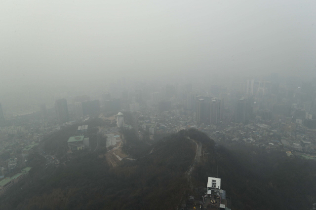 미세먼지 문제가 심각해지자 개정된 학교보건법 개정안에서는 대학을 제외한 모든 교실에 미세먼지 측정기를 의무 설치하는 안을 담고 있다. 그러나 미세먼지 간이측정기는 신뢰성이 부족하고, 국가 측정기는 고가여서 실효성 여부를 두고 논란이 있을 전망이다. <한겨레> 자료사진.