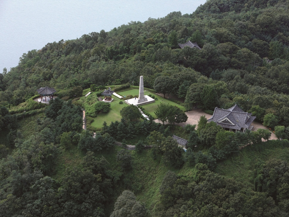 경기도 고양시 한강변에 조성된 행주산성 모습. 대첩비(사진 오른쪽) 주변에서 삼국시대에 축조된 것으로 추정된 석성이 발견됨에 따라 고양시가 시굴조사에 착수했다. 고양시 제공