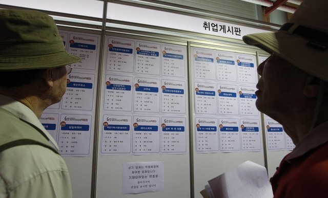 한 ‘노인 일자리 박람회’에서 구인정보 게시판을 보고 있는 모습. <한겨레> 자료사진