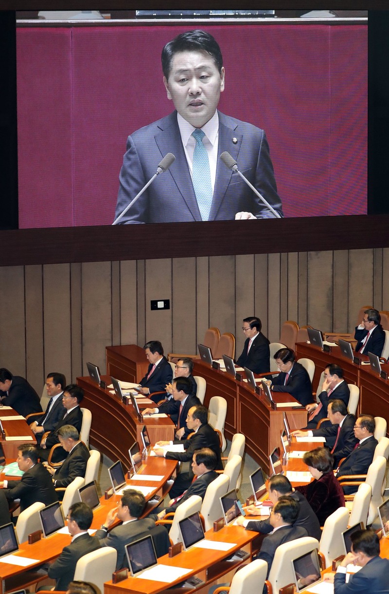 13일 국회 본회의장에서 김관영 바른미래당 원내대표의 교섭단체 대표 연설을 듣고 있는 자유한국당 의원들. 연합뉴스