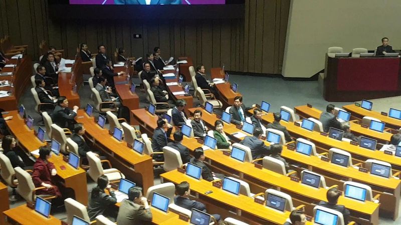 나경원 자유한국당 원내대표의 교섭단체 대표 연설이 진행된 12일 이언주 바른미래당 의원(뒤쪽 빨간 옷)이 자리에서 정부 여당을 비판하는 발언을 쏟아내자 일부 의원들이 쳐다보고 있다. 송경화 기자