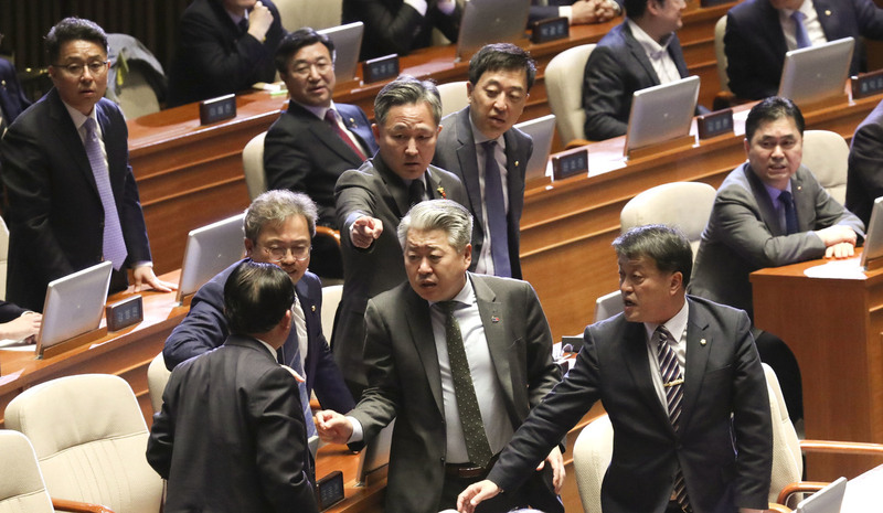 나경원 자유한국당 원내대표의 교섭단체 대표 연설이 진행된 12일 이채익 자유한국당 의원(뒷모습)이 국회 본회의장에서 더불어민주당 의원들 자리에 가서 항의하고 있다. 연합뉴스