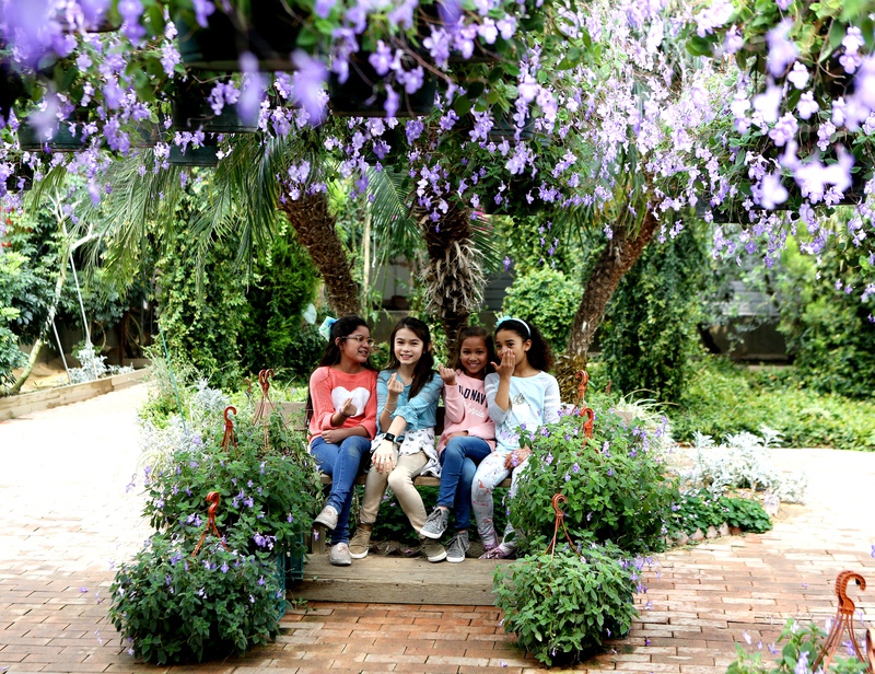 지난 6일 세계꽃식물원에 놀러 온 주한미군 가족. 왼쪽부터 이사벨라(8), 미아(10), 밀레나(8) 소피 (8). 김선식 기자