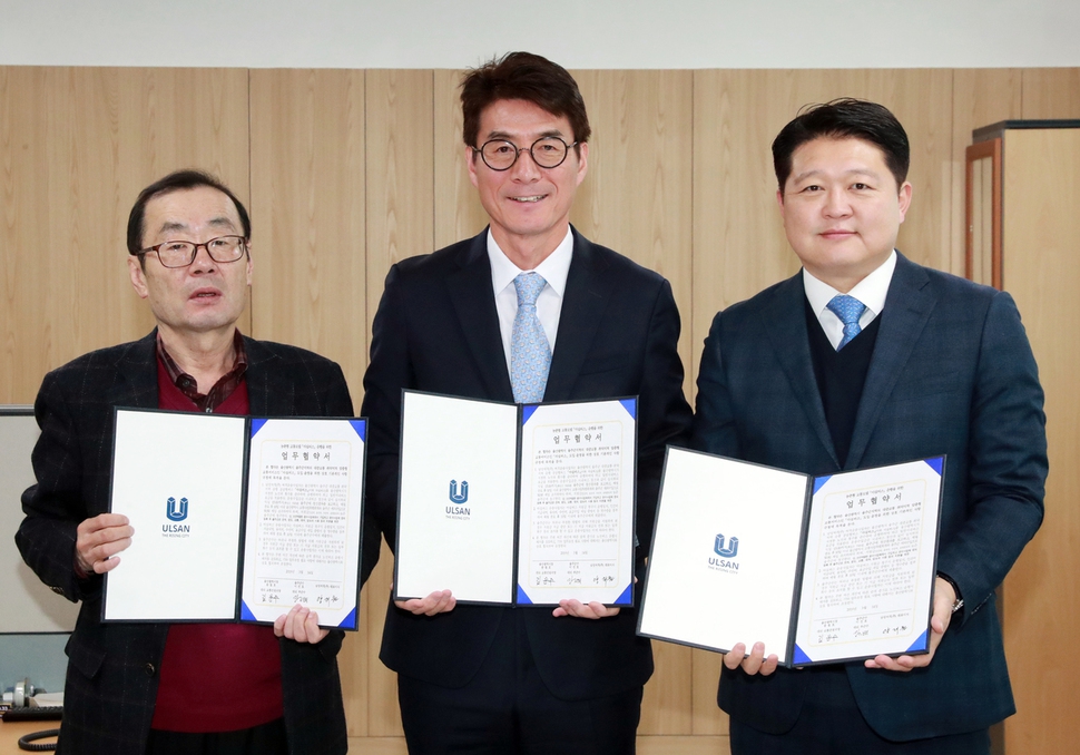 울산시와 울주군은 14일 시내버스 업체 남성여객㈜과 농촌형 교통모델 마실버스 운행 협약을 맺고 오는 6월부터 본격 운행에 들어가기로 했다. 왼쪽부터 김지태 울주군 부군수, 김춘수 울산시 교통건설국장, 양재원 남성여객 대표. 울산시 제공