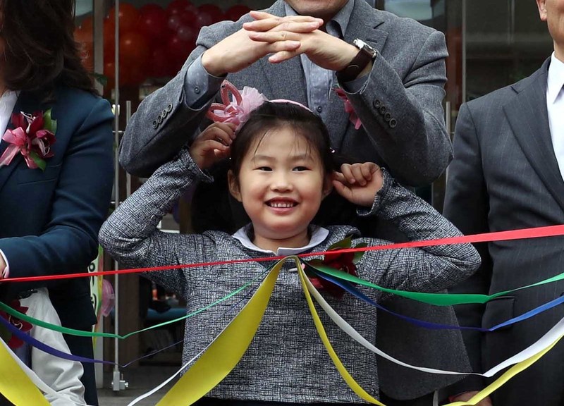 “우리 유치원에 기적이 일어났어요.” 꿈동산아이유치원 개원식에서 학부모들은 감동의 눈물을 보였다. 2017년 설립자 사망으로 꿈동산아이유치원은 폐원 위기에 몰렸지만, 학부모들이 정치권과 지자체, 교육청을 찾아다니며 방법을 모색한 끝에 전국 첫 부모협동조합형 유치원 개원이란 결실을 거뒀다. 12일 조희연 서울시교육감이 개원식에서 부슬비가 내리자 손으로 아이의 머리를 가려주고 있다. 박종식 기자 anaki@hani.co.kr