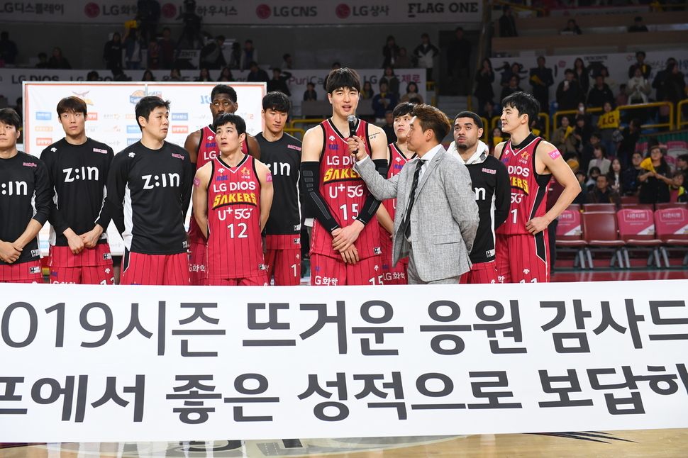 프로농구 창원 엘지(LG) 김종규가 17일 안방 창원체육관에서 올 시즌 정규리그 마지막 홈경기를 끝낸 뒤 소감을 밝히고 있다. 한국농구연맹(KBL) 제공