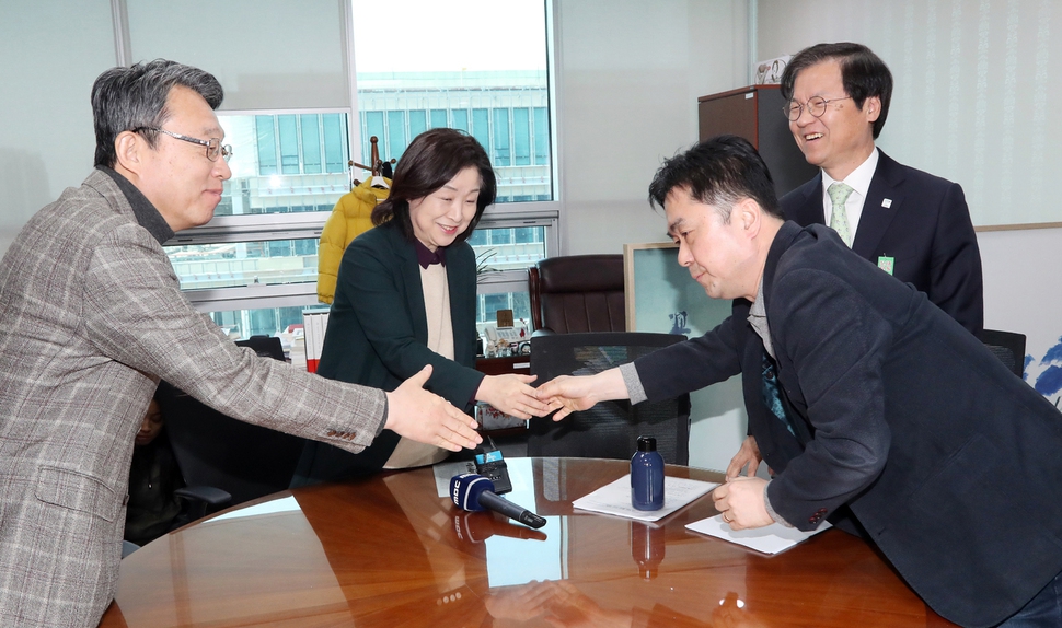 국회 정치개혁특별위원회 위원장인 심상정 정의당 의원이 17일 오후 국회에서 열린 여야 4당 정개특위 간사 회의에서 참석자들과 인사하고 있다. 왼쪽부터 김성식 바른미래당 간사, 심 위원장, 김종민 더불어민주당 간사, 천정배 민주평화당 의원. 김경호 선임기자 jijae@hani.co.kr