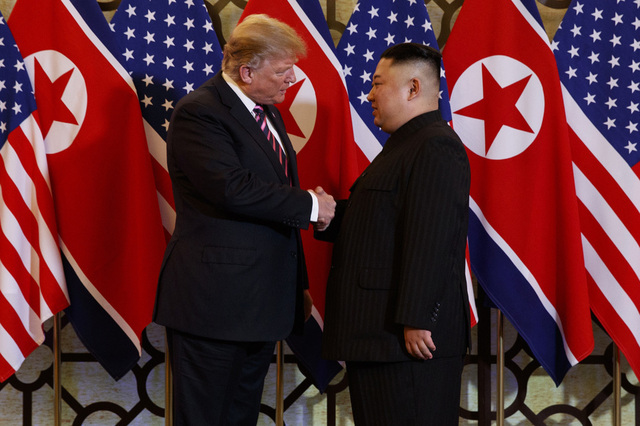 도널드 트럼프 미국 대통령과 김정은 북한 국무위원장이 2월27일 베트남 하노이에서 2차 북-미 정상회담을 하면서 악수하고 있다. 회담이 결렬된 뒤 트럼프 대통령은 한-미 군사훈련을 계속 중단할 뜻을 밝혔다. 하노이/AP 연합뉴스