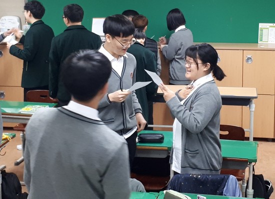 지난 6일 광양백운고 1학년 5반 학생들이 학교도서관 수업 시간에 빙고 게임을 하며 자기소개를 하고 있다. 황왕용 교사 제공