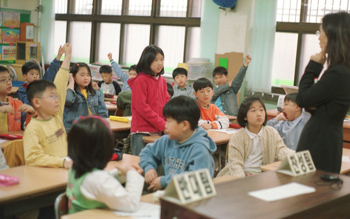 초등학생들이 수업 시간에 발표하고 있다. 기초 어휘력이 탄탄해야 ’말하기 영역’에서도 자신감을 가질 수 있다. *이 사진은 기사 내용과 관련이 없습니다. <한겨레> 자료사진