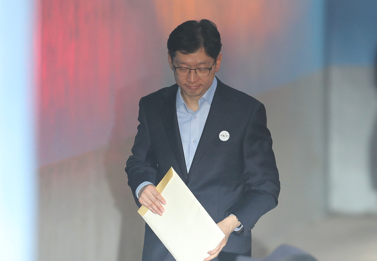 드루킹 댓글 조작에 가담한 혐의로 1심에서 실형을 선고받고 법정 구속된 김경수 경남지사가 19일 오전 서울 서초구 서울고등법원에서 열린 항소심 첫 공판에 출석하며 법정으로 향하고 있다. 신소영 기자 viator@hani.co.kr