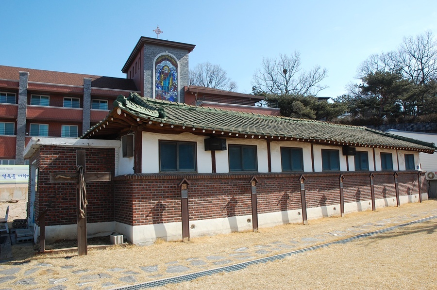 1910년 경기도 고양시 덕양구 행주외동에 한옥으로 세워진 행주성당. 2010년 대한민국 등록문화재 제455호로 지정됐다. 고양시 제공