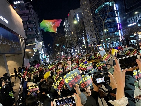 세계여성의 날인 지난 8일 클럽 ‘버닝썬’이 있던 서울 역삼동 르메르디앙 호텔 건물 앞에서 시위 참여자들이 구호를 외치고 있다. 한겨레 자료사진