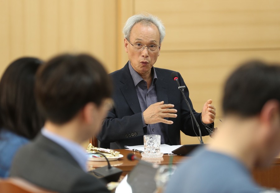 문성현 경제사회노동위원회 위원장이 19일 오후 서울 종로구 경사노위 대회의실에서 기자간담회를 열고 있다.강창광 기자 chang@hani.co.kr