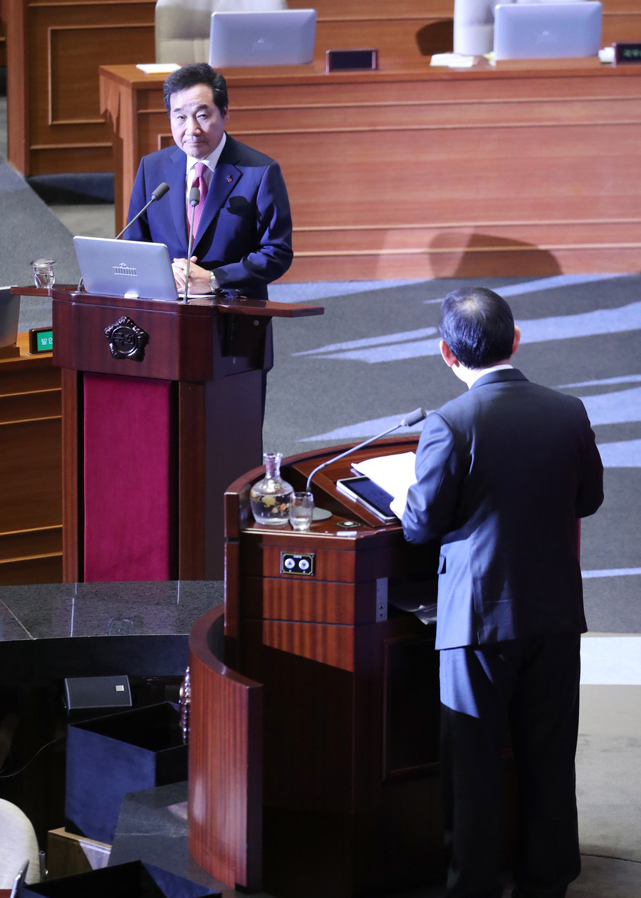 이낙연 국무총리(왼쪽)가 19일 오후 국회 본회의장에서 열린 정치분야 대정부질문에서 주호영 자유한국당 의원의 질문을 경청하고 있다.  연합뉴스