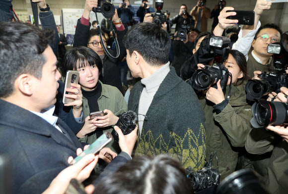 마약류 투약·유통 혐의를 받는 클럽 버닝썬의 이문호 대표가 지난달 19일 서초동 서울중앙지법에서 열리는 영장실질심사에 출석하고 있다. 연합뉴스 마약류 투약·유통 혐의를 받는 클럽 버닝썬의 이문호 대표가 지난달 19일 서초동 서울중앙지법에서 열리는 영장실질심사에 출석하고 있다. 연합뉴스
