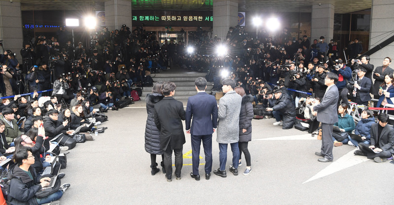 가수 승리가 지난 14일 오후 서울지방경찰청에 피의자 신분으로 소환되고 있다/공동취재단